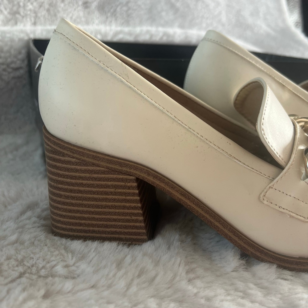 NIB Women's Nine West Char Ivory Loafers with Gold Chain Size 7.5 - Picture 2 of 10